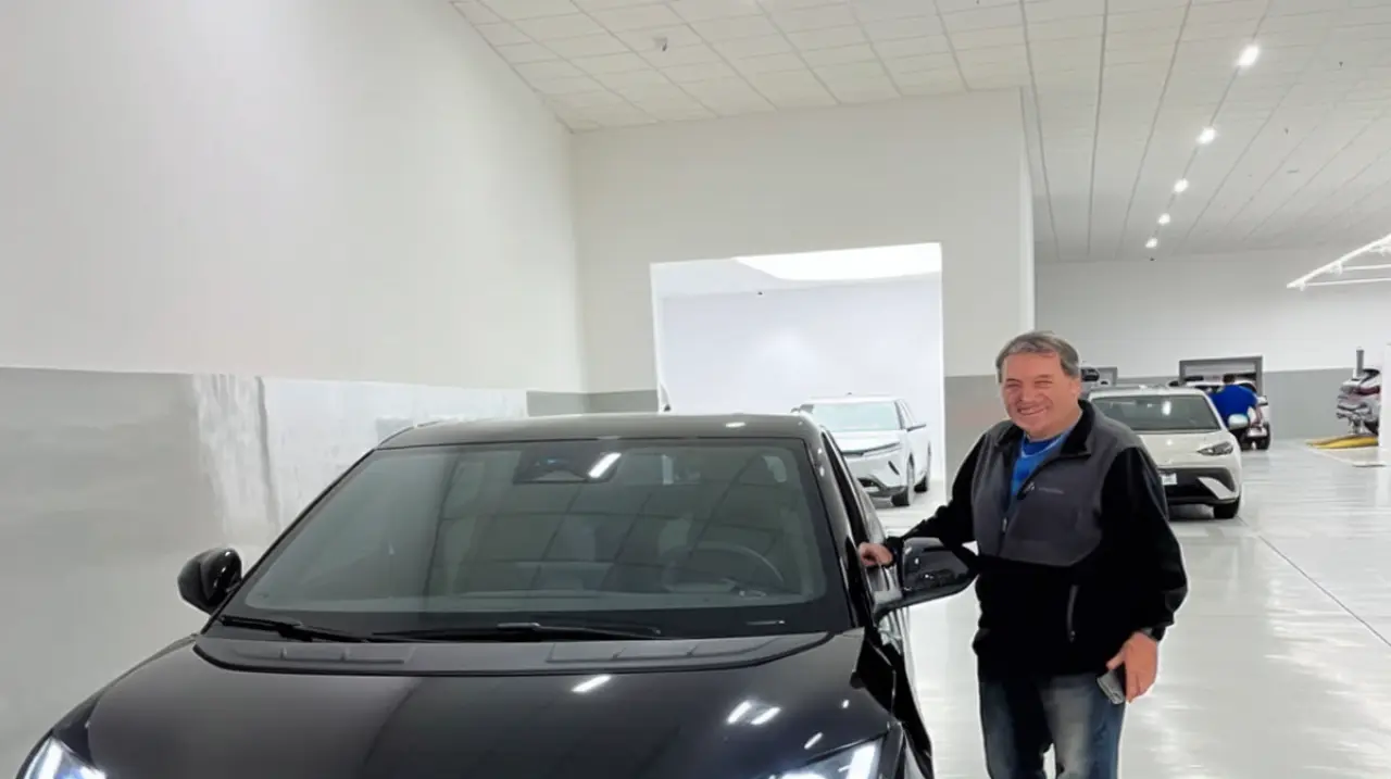 Nelson, el primer taxista porteño que trabaja con un auto 100% eléctrico