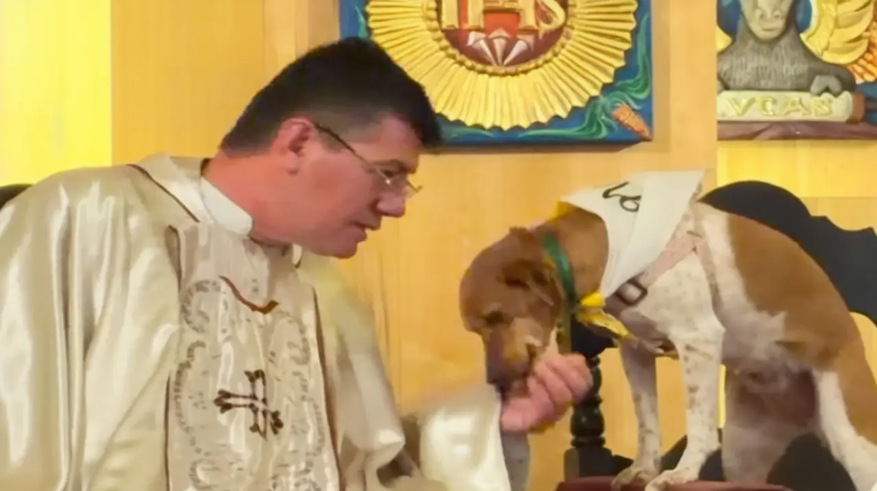 El cura de Tancacha que comparte el altar con su perrita Nina