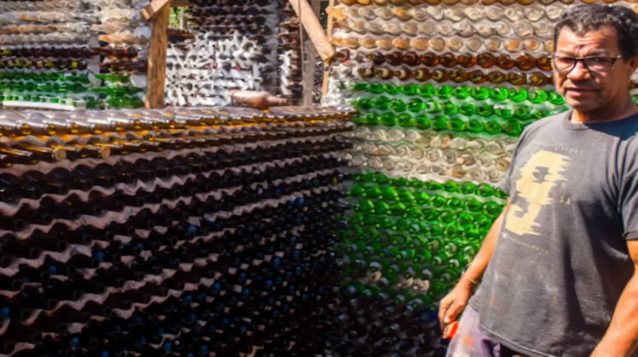 Una pareja construyó una casa con más de 10.000 botellas de vidrio recicladas