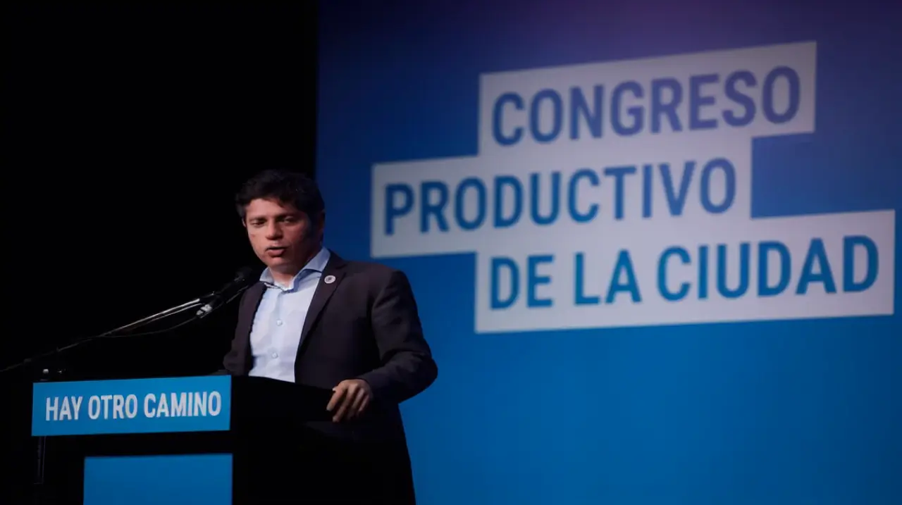 Kicillof llevó su armado político a la Ciudad y cuestionó el rumbo económico de Milei