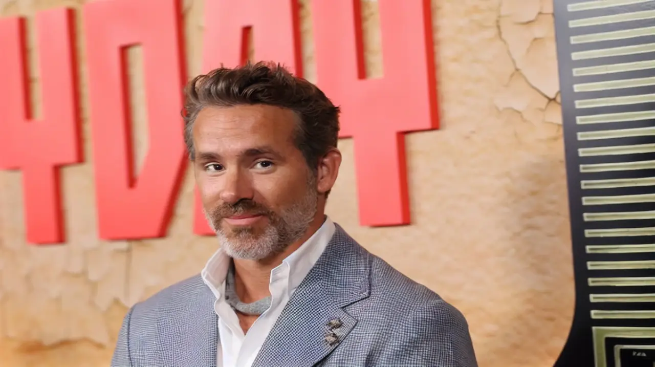 Ryan Reynolds cumple 50 años convertido en un empresario que administra la atención