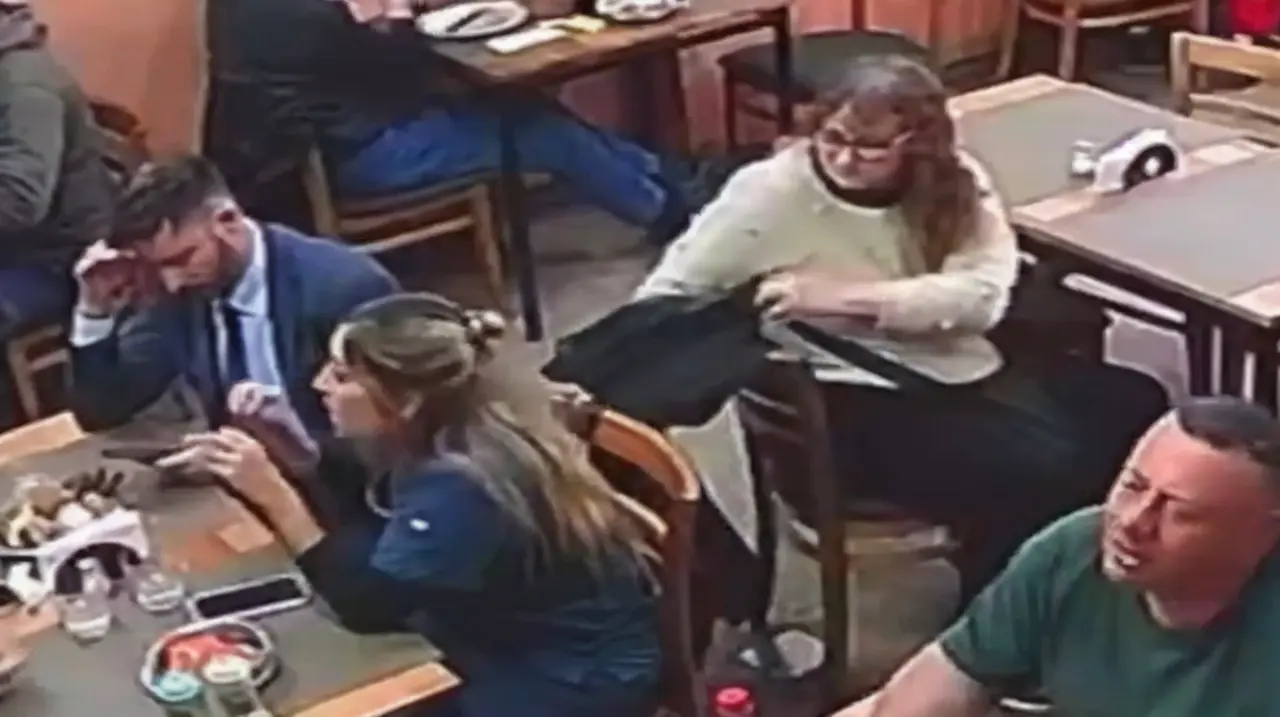 Una mujer fue filmada mientras robaba carteras en dos restaurantes de Córdoba