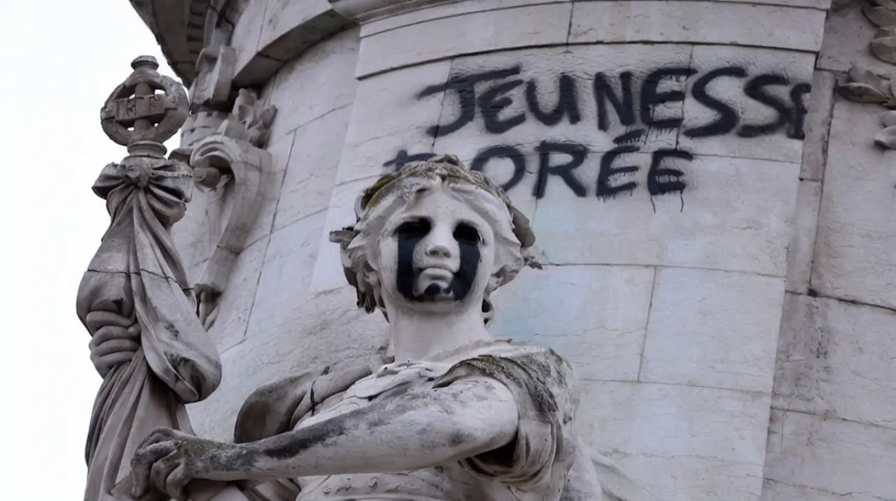 De los liceos bloqueados a una crisis nacional en Francia