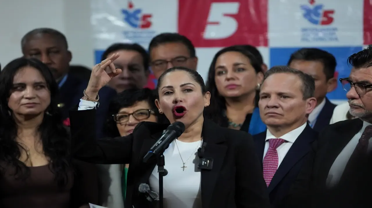 Dictan prisión preventiva para Luisa González por una investigación de presunto lavado de activos