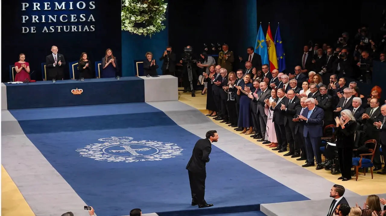 Messi recibió en Oviedo el Premio Princesa de Asturias tras una agenda de 36 horas