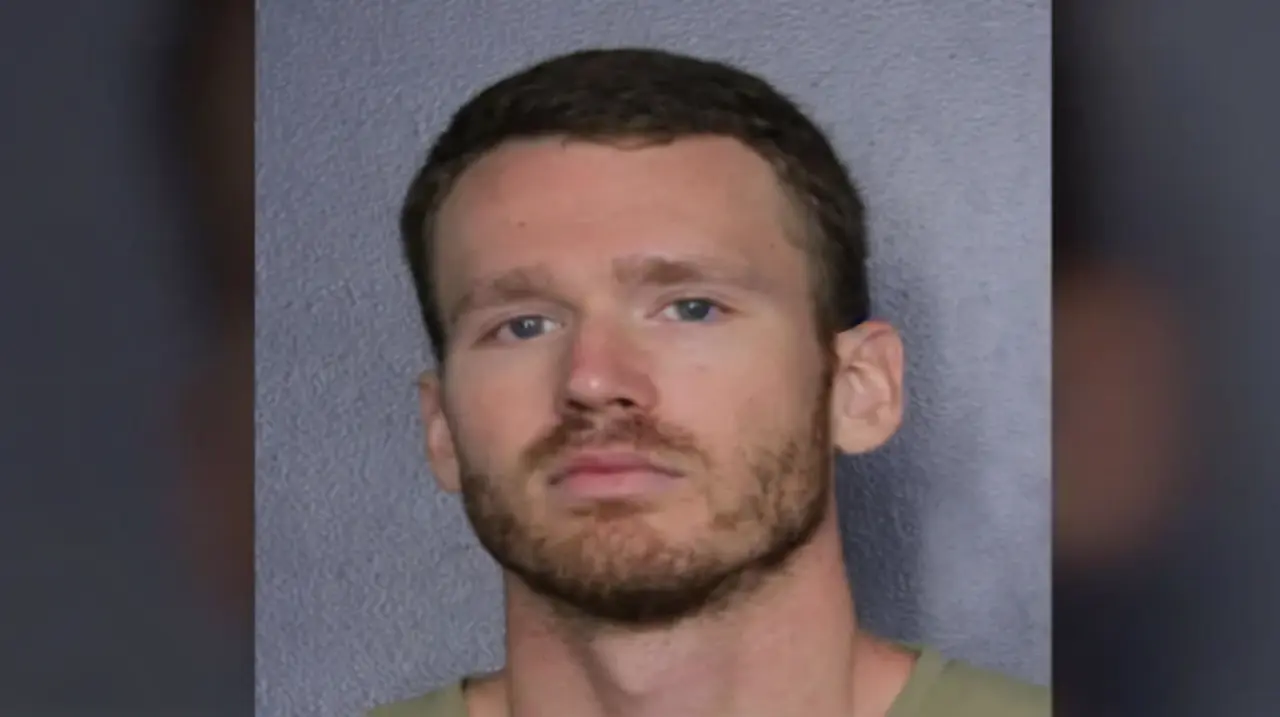 Arrestaron a un policía de Florida acusado de ocupar la casa de un hombre fallecido y reclamar US$214.000