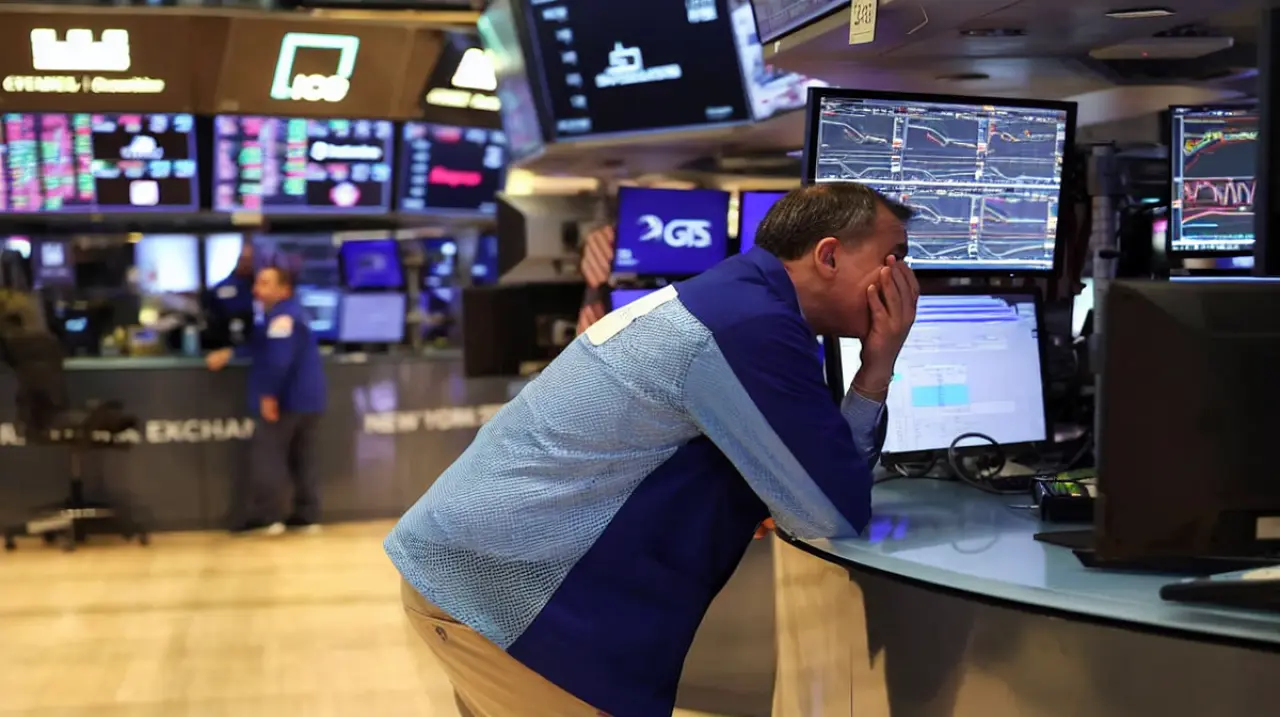 Las bolsas de Estados Unidos retroceden mientras el petróleo supera los 116 dólares