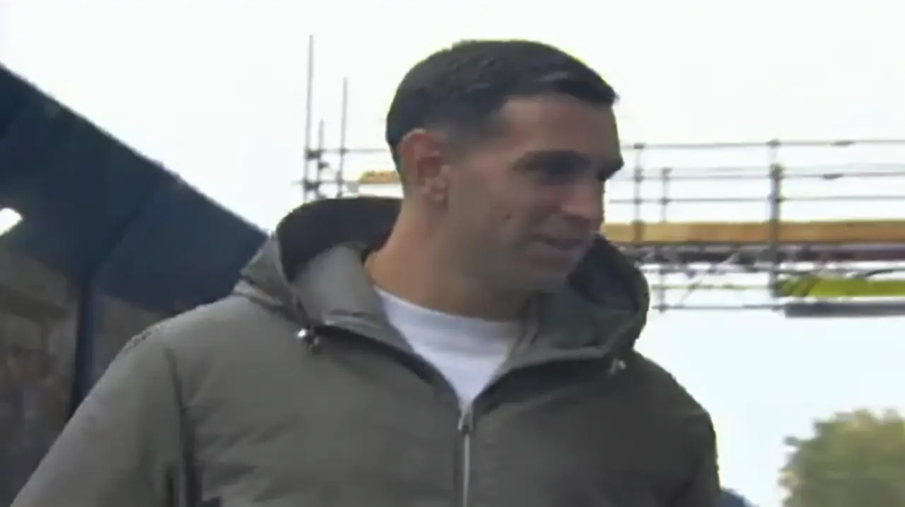 Dibu Martínez visitó al plantel del Chelsea mientras continúa su recuperación