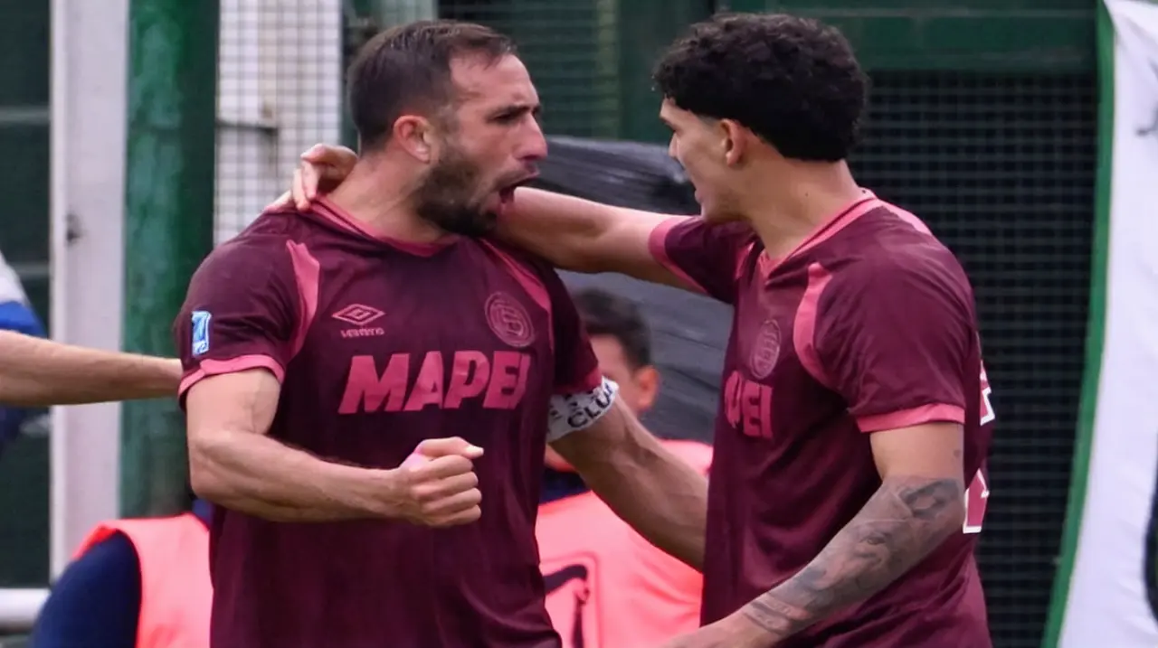Izquierdoz rescató a Lanús en un clásico interrumpido y cargado de tensión