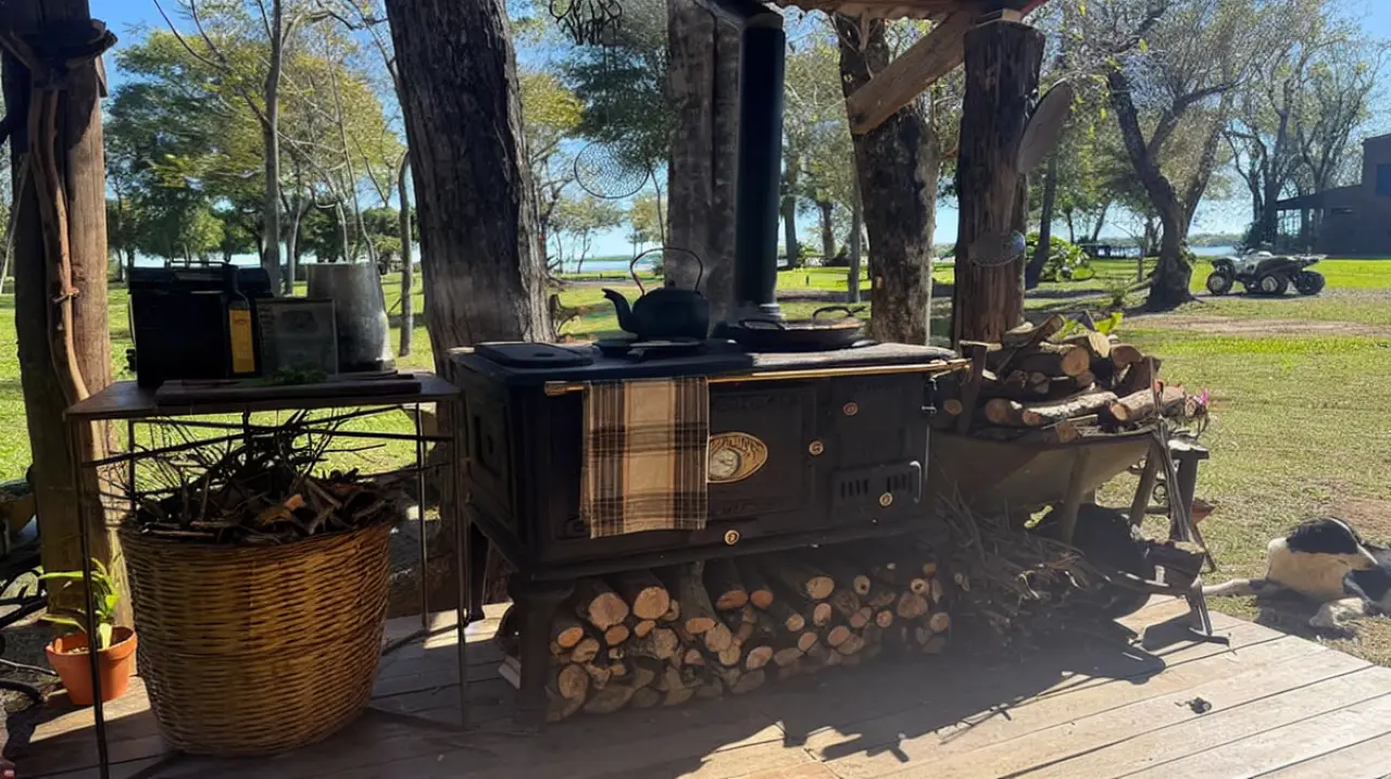 La fábrica centenaria que mantiene encendido el fuego en el campo argentino