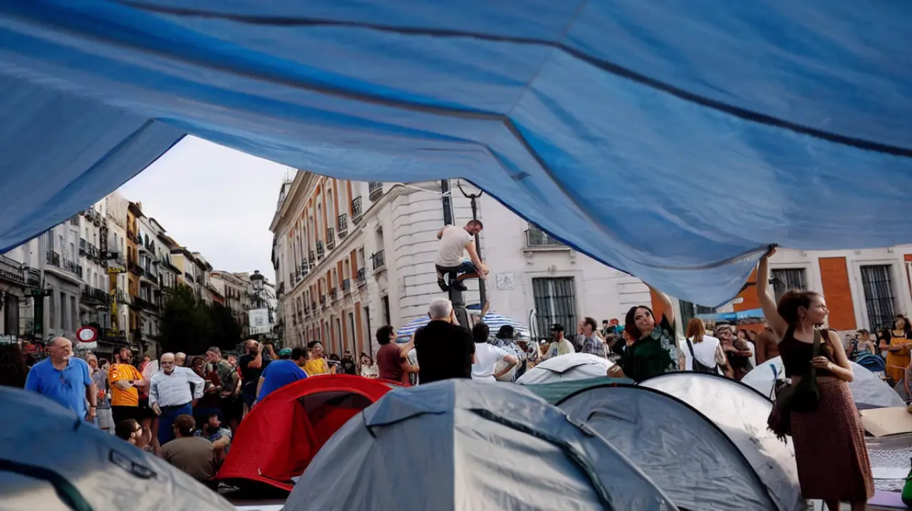 Detuvieron a un joven acusado de agredir sexualmente a una mujer en el acampe de la Puerta del Sol
