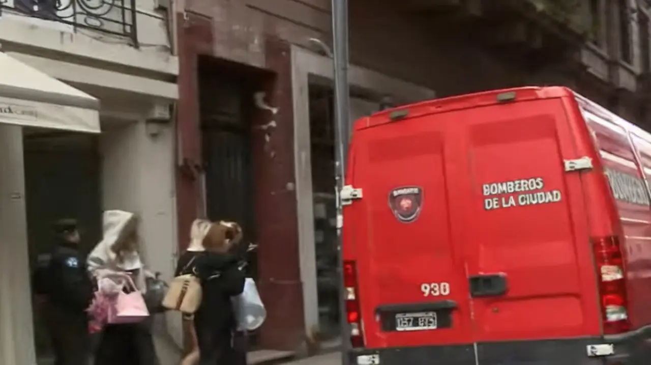 Investigan la muerte de una joven en un departamento de Retiro y buscan a un hombre