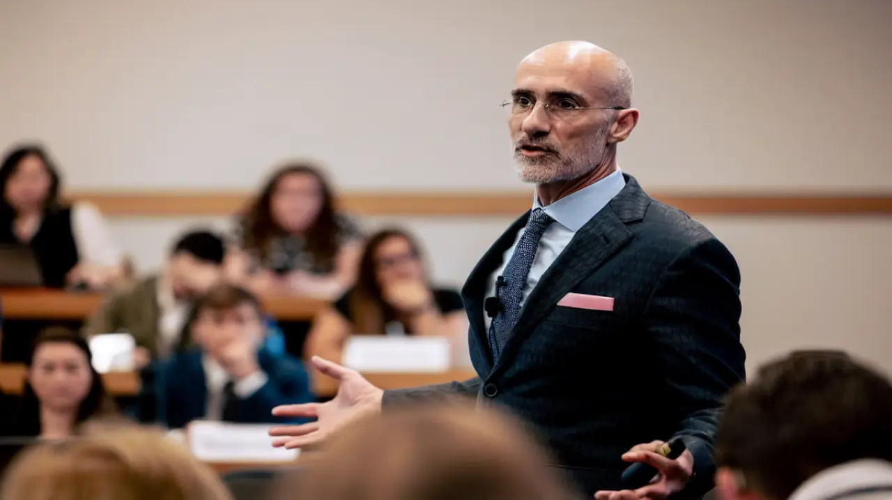 Arthur Brooks propone pasar de acumular logros a darles sentido en la segunda mitad de la vida