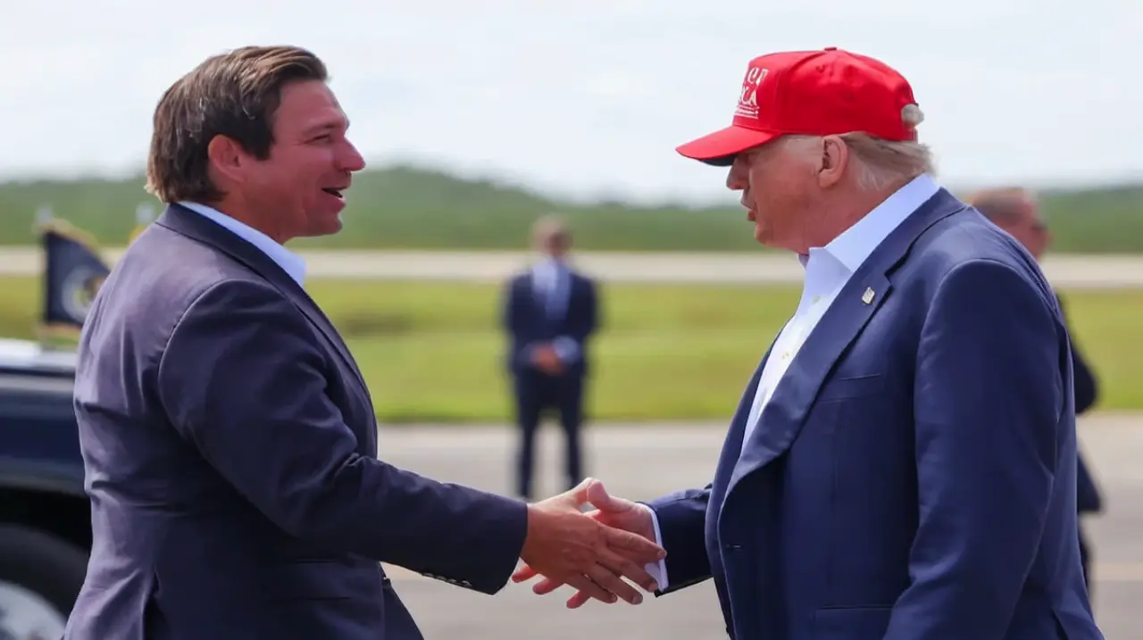 El obsequio de DeSantis a Trump: una moneda de oro con un gesto provocador