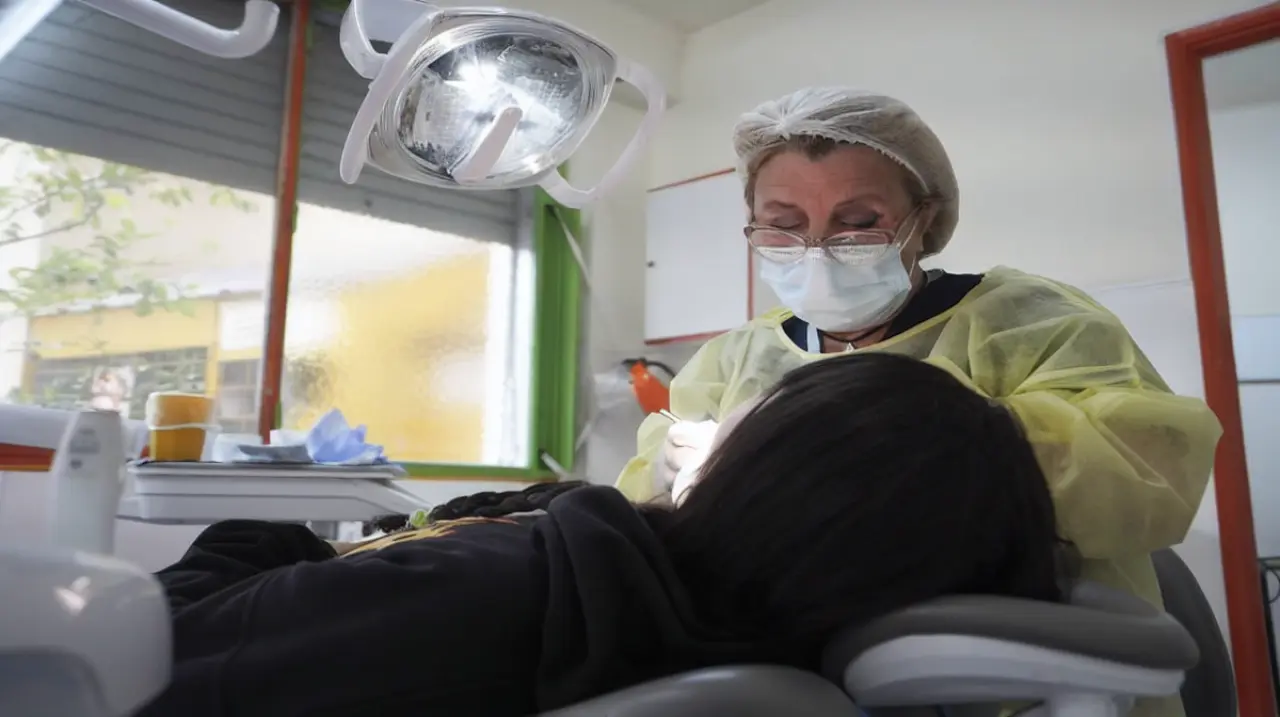 La prevención llega tarde: siete de cada diez chicos empiezan primer grado con caries