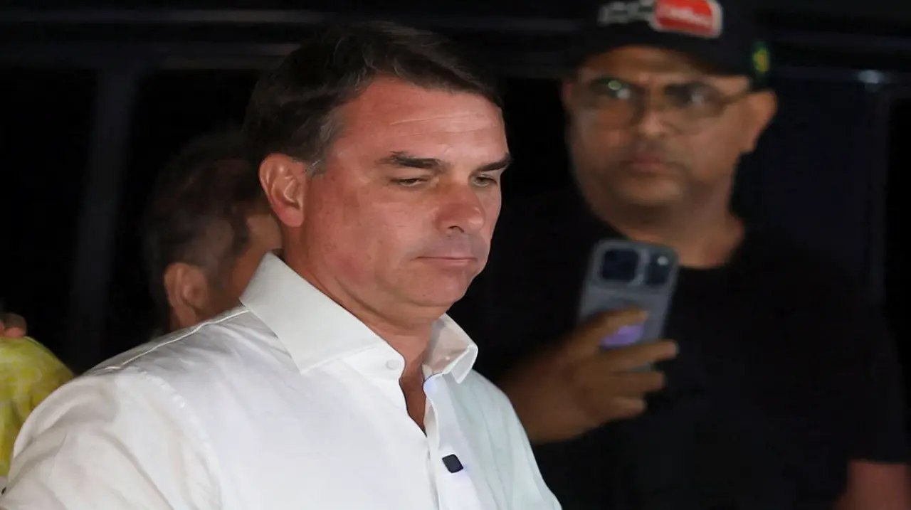 Investigan si Flavio Bolsonaro salió de Brasil hacia la Argentina para viajar a Estados Unidos