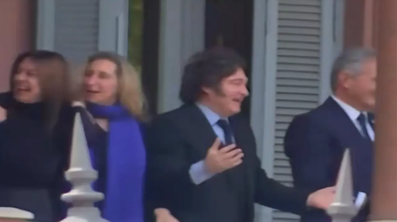 El gesto viral que Milei hizo desde la Casa Rosada y qué significa “six seven”
