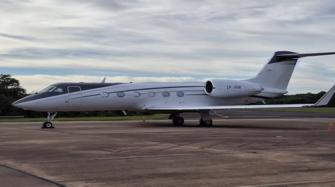 Retienen en Puerto Iguazú un Gulfstream G400 vinculado a un posible viaje de Flavio Bolsonaro