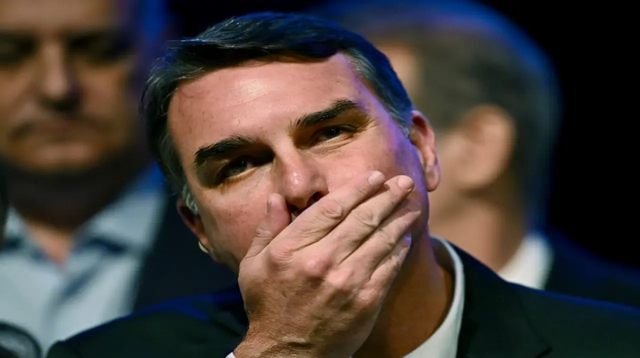 Flavio Bolsonaro llegó a Estados Unidos tras salir de Brasil y espera la definición de su estatus migratorio