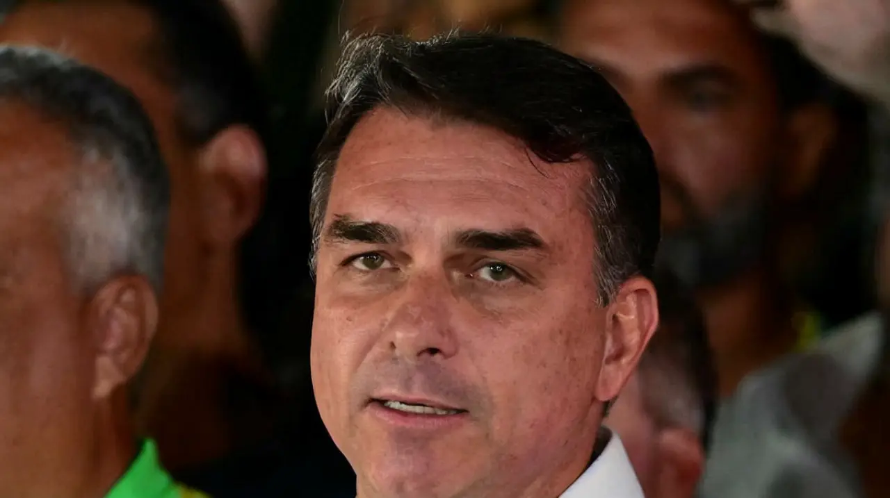 Flavio Bolsonaro partió desde Iguazú rumbo a Guayaquil pese a una prohibición judicial