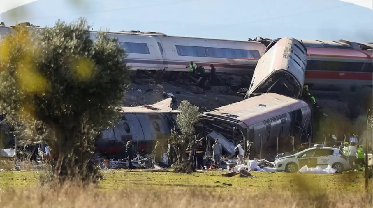 Choque entre dos trenes de alta velocidad en España deja al menos 30 muertos