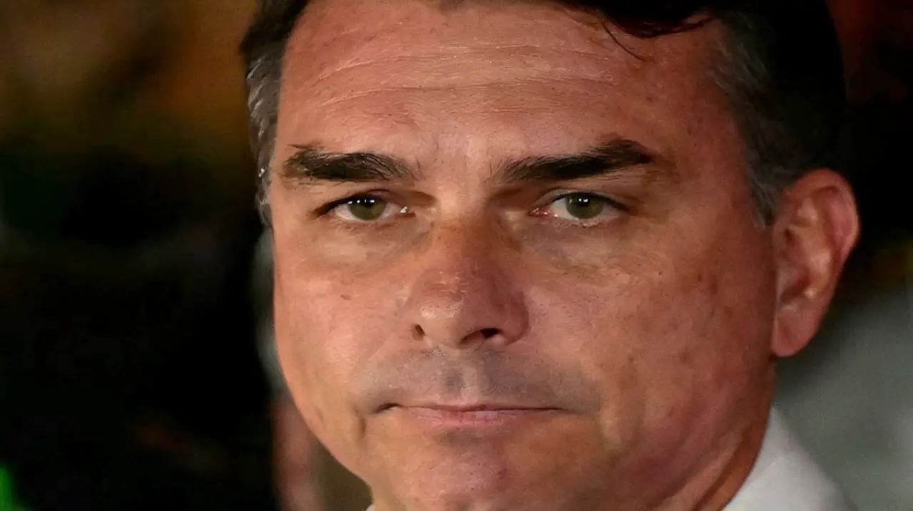 El plan de salida de Flavio Bolsonaro se habría organizado semanas antes de la derrota electoral