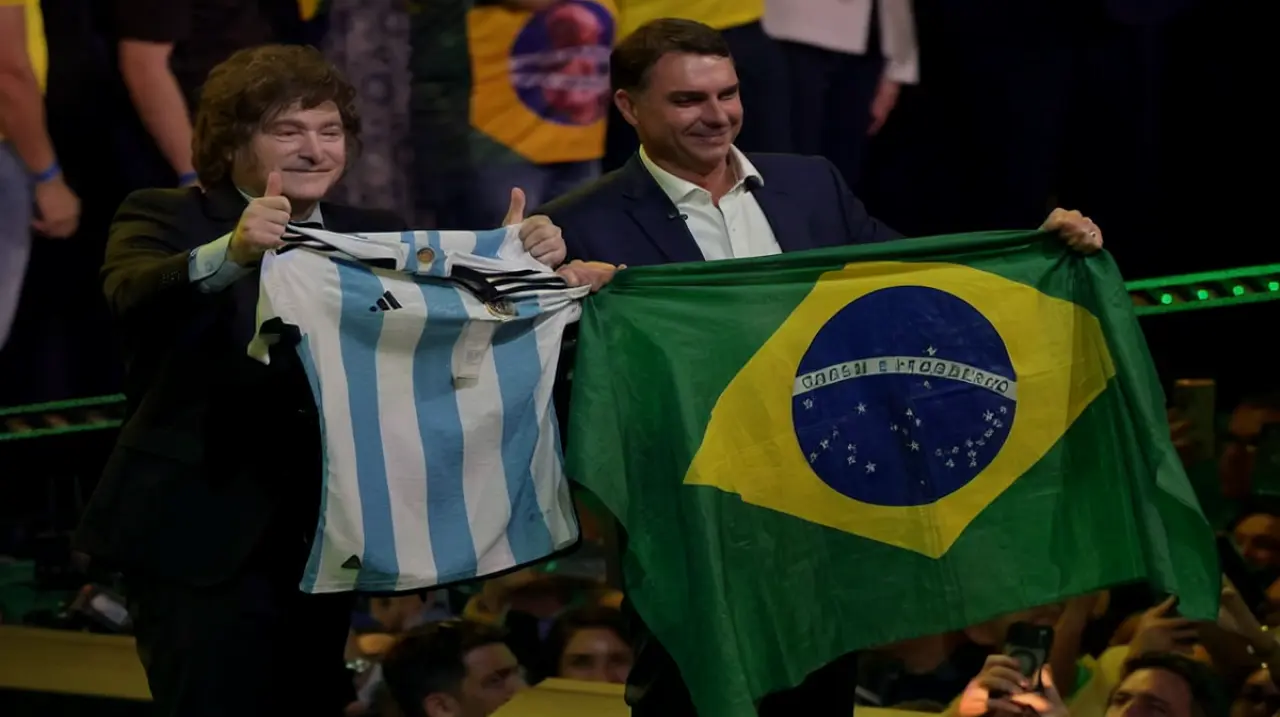 El Gobierno defendió el ingreso de Flavio Bolsonaro y negó haber facilitado su salida