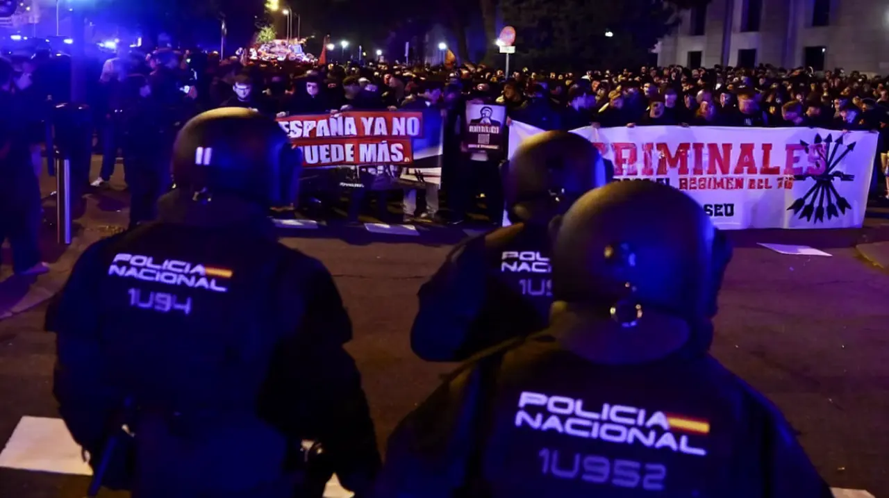 Protesta en Madrid tras la tragedia ferroviaria: reclamos y enfrentamientos frente al Ministerio de Transporte