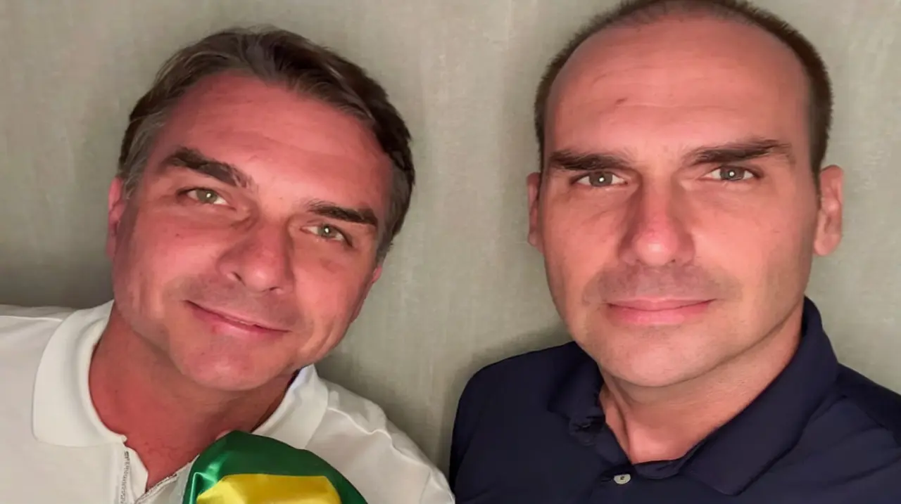 Eduardo Bolsonaro, señalado como coordinador de la salida de su hermano hacia Estados Unidos