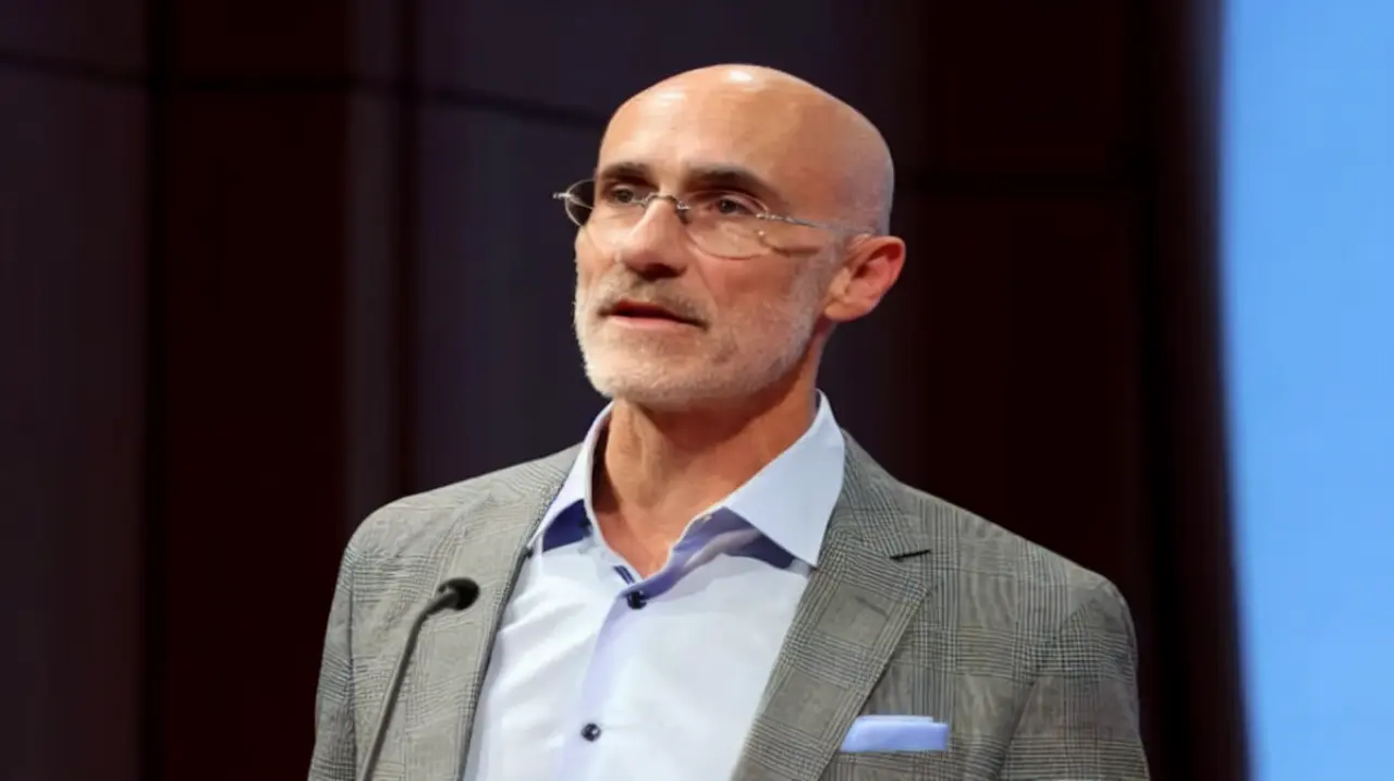 Arthur Brooks propone reducir los deseos para alcanzar una satisfacción más estable