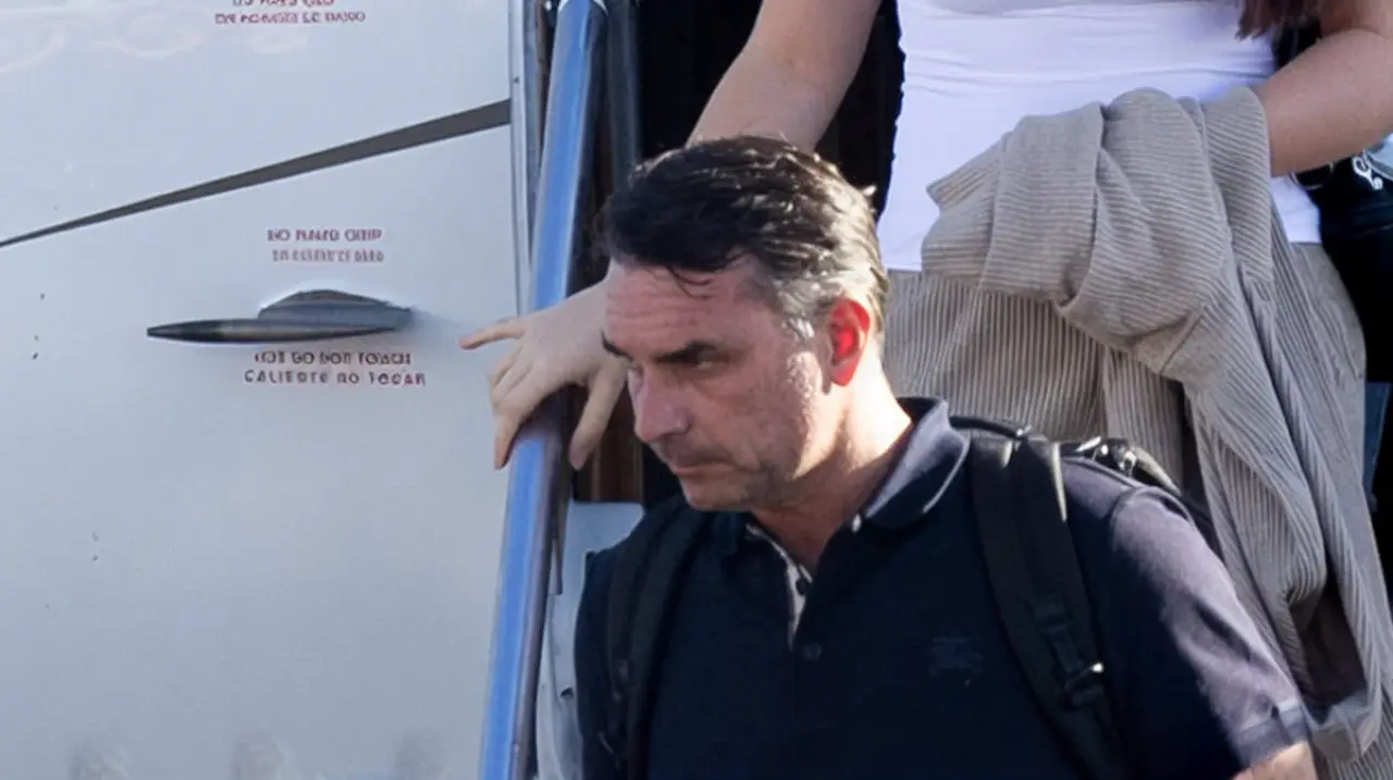 El avión de Flavio Bolsonaro estuvo retenido 24 horas antes de continuar su viaje