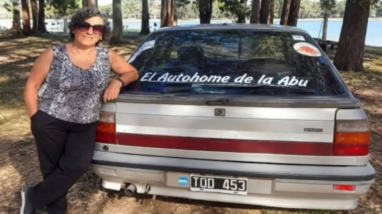 A los 67 años convirtió su Renault 11 en una casa rodante y salió a recorrer la Argentina