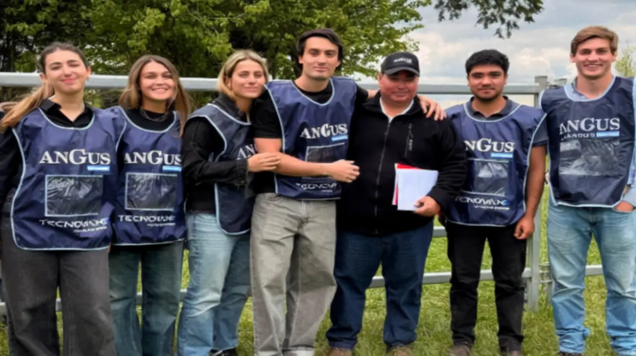 Ocho jóvenes argentinos se preparan para competir en una prueba internacional de ganadería