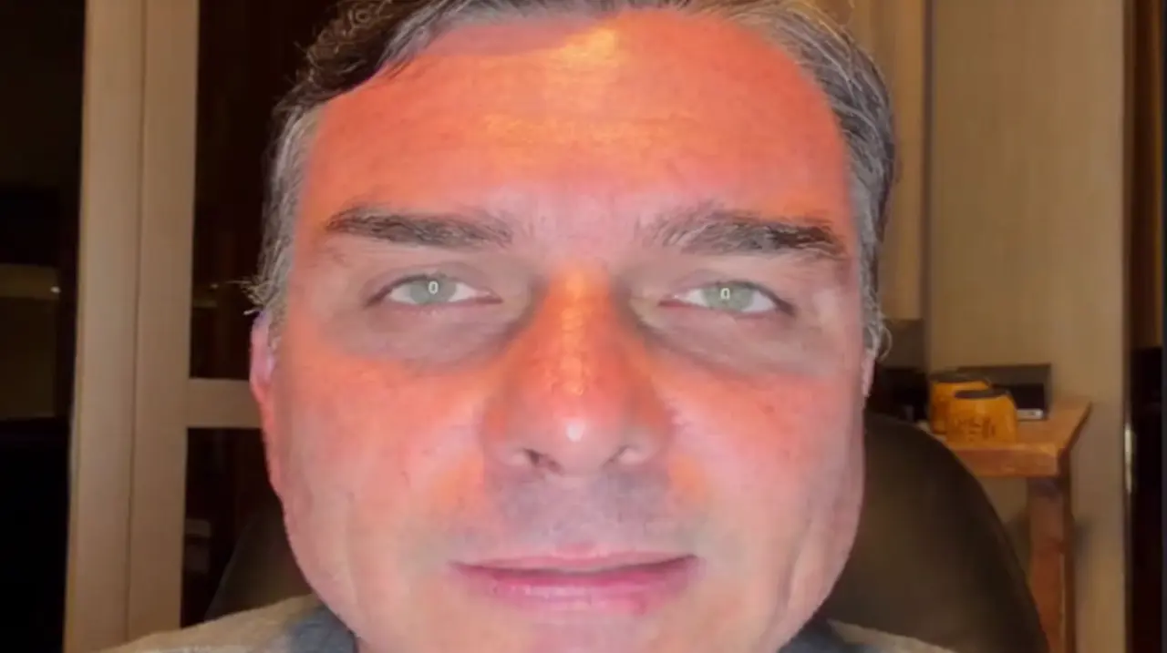 Flavio Bolsonaro reapareció y contó que su padre le advirtió antes de su salida de Brasil